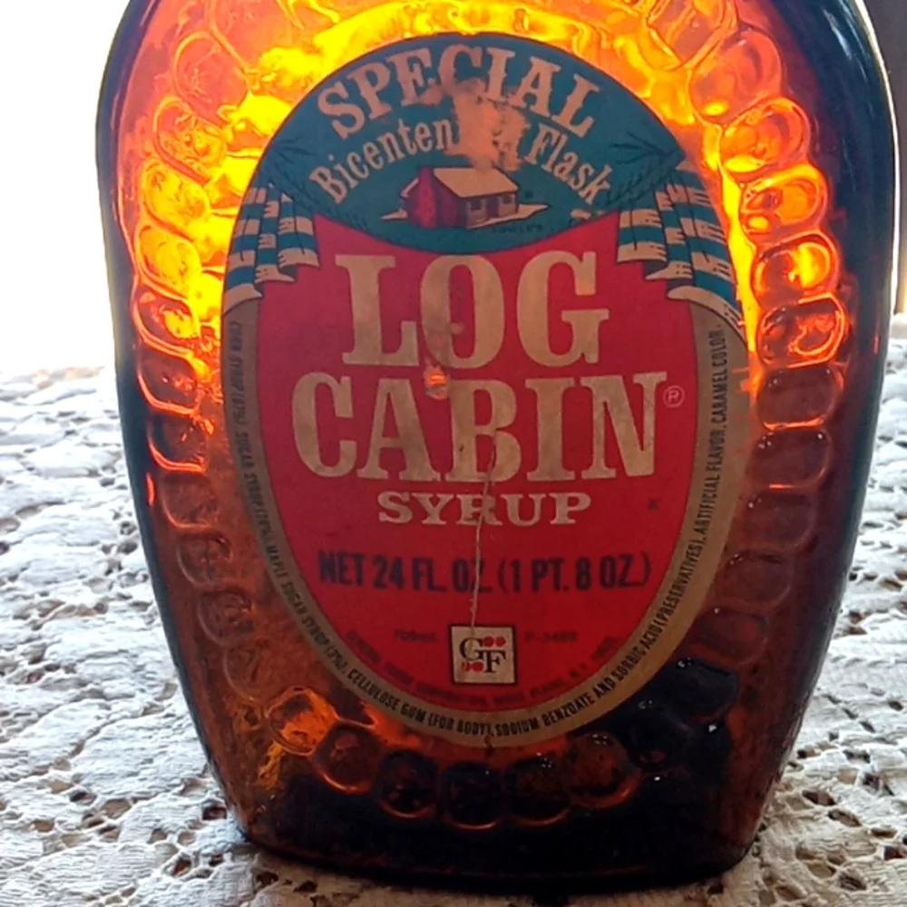Vintage log Cabin syrup bottle 1776 bi-centennial with label still on